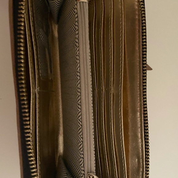 ❌SOLD❌ EUC Beautiful Steve Madden Large Fall Tan Beige & Gold Logo Zipper Wallet - Picture 4 of 14